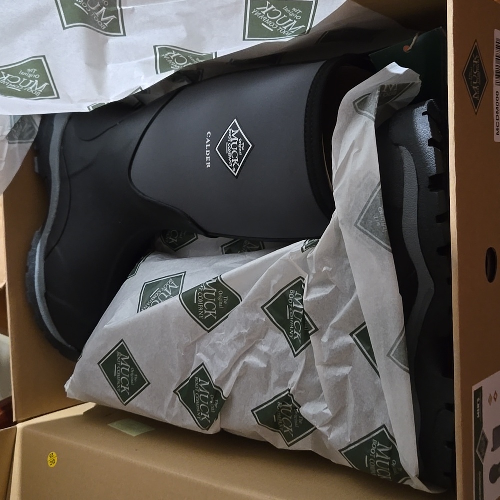 New in box muck boots mens sz. 8 calder sub freezing